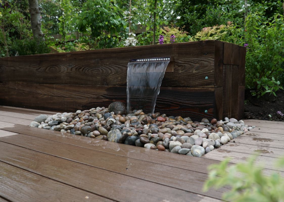 Decorative waterfall feature